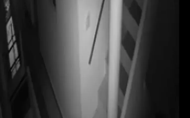 Clip: Cận cảnh khoảnh khắc rùng mình khi gã đàn ông lẻn vào phòng sàm sỡ cô gái trẻ lúc rạng sáng