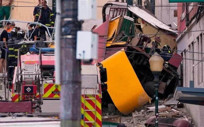 Khoảnh khắc hãi hùng khi tàu điện trật bánh đâm vào toà nhà, 15 người thiệt mạng