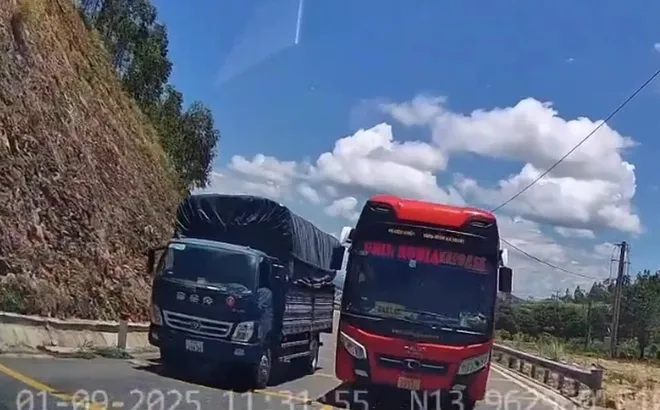 Hãi hùng khoảnh khắc xe khách vượt ẩu trên đèo An Khê, tài xế bị đình chỉ ngay