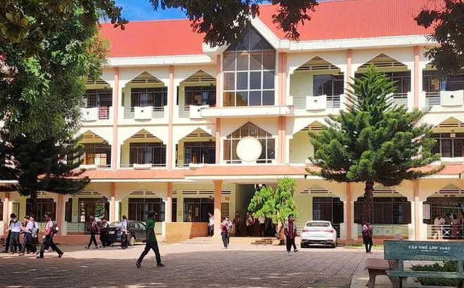 Một nữ hiệu trưởng bị kỷ luật cảnh cáo do vi phạm trong thực hiện chức trách, nhiệm vụ