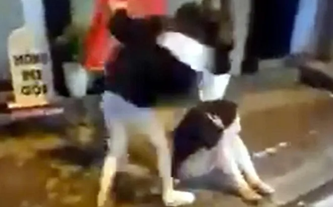 Mâu thuẫn tình ái, 2 cô gái "cấu xé" nhau không tiếc tay: Danh tính 2 người vừa bị tạm giữ là những ai?