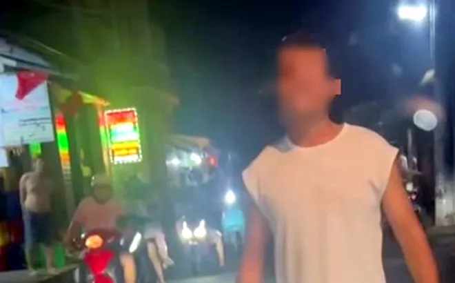 Clip 58 giây ghi lại cảnh người đàn ông hành động đầy phản cảm: Tụt quần, đi tiểu trước đầu ô tô ở TP.HCM