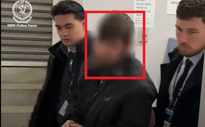 Cận mặt gã đàn ông biến thái quay lén phụ nữ trong phòng thay đồ ở trung tâm mua sắm nổi tiếng, lộ loạt clip nhạy cảm trong điện thoại