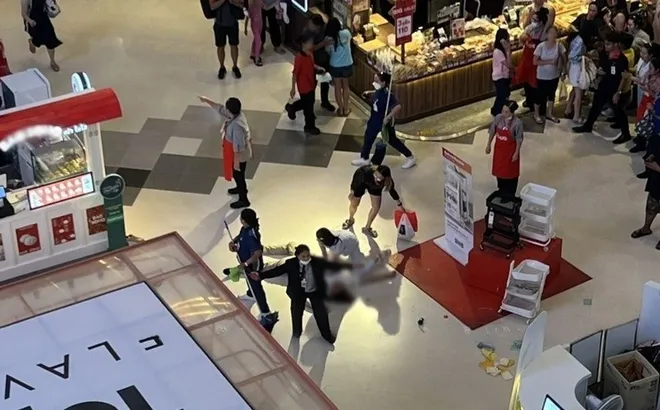 Nam thanh niên nhảy từ tầng 4 của trung tâm thương mại xuống đất, chấn thương nghiêm trọng: Hé lộ hành động quay lén dưới váy phụ nữ ít phút trước