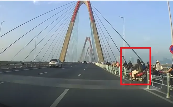 Cận cảnh khoảnh khắc xe máy "xé rào" trên cầu Nhật Tân khiến tài xế ô tô thót tim, bẻ lái gấp