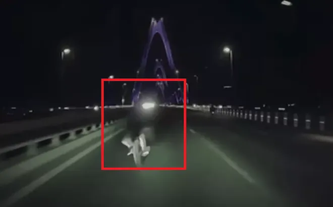 Khoảnh khắc người đàn ông tử nạn vì đi xe đạp ngược chiều trên cầu Nhật Tân từ camera hành trình hé lộ bất thường