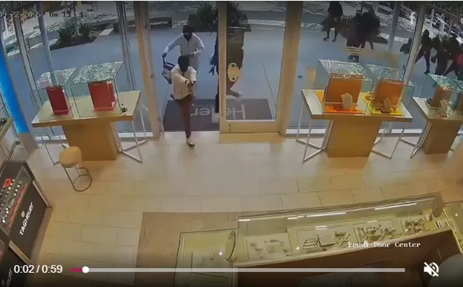 Danh tính nhóm 7 người từ 17-31 tuổi bị bắt vì cầm súng cướp tiệm vàng trong trung tâm thương mại ở California