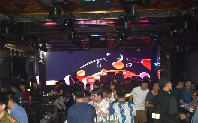 Đột kịch bar New Style Club ở phường Thái Bình, hàng chục dân chơi ngang nhiên làm chuyện đáng xấu hổ