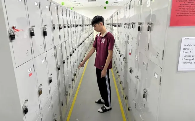 Chiếc điện thoại Iphone 12 "tố" gã thanh niên làm chuyện đáng xấu hổ ngay tại công ty