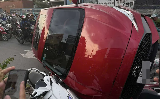 Khoảnh khắc hãi hùng khi ô tô mất lái tông hàng loạt xe máy dừng đèn đỏ ở TPHCM: Tiết lộ đặc biệt từ nhân chứng