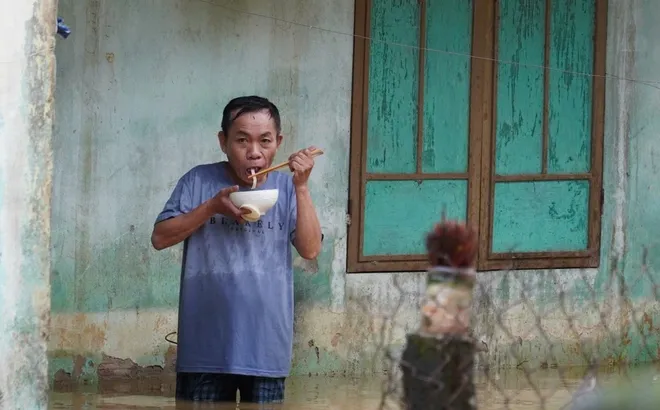 Hội An: Nhà ngập hơn 2 mét, bữa ăn vội trong nước lụt đầy xót xa