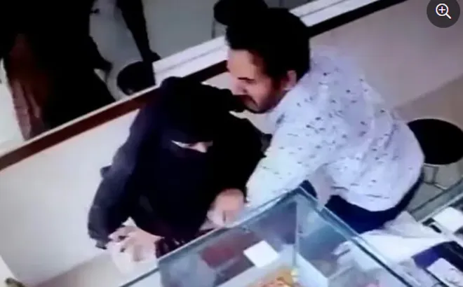 Clip: Chủ tiệm vàng tóm gọn một phụ nữ cầm súng giả với ý đồ xấu