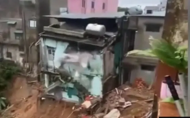 Đau lòng: Camera ghi khoảnh khắc căn nhà đổ sập và lung lay dữ dội bên vực thẳm