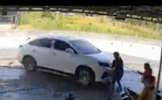 Clip phẫn nộ em trai lái ô tô đâm vào nhà chị ruột, tông chết em mình: Chi tiết xót xa từ nhân chứng