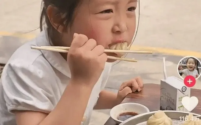 Hai cha con ăn sáng cùng nhau khiến 1,1 triệu người chú ý, điều gì vậy?