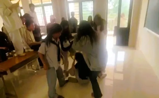 Vụ nữ sinh lớp 10 bị đánh hội đồng ở Thanh Hóa: Hiệu trưởng nói gì?