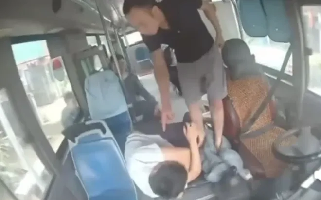 Người đàn ông áo đen lớn tiếng sau khi hành hung tài xế xe buýt ở Hà Nội là ai?