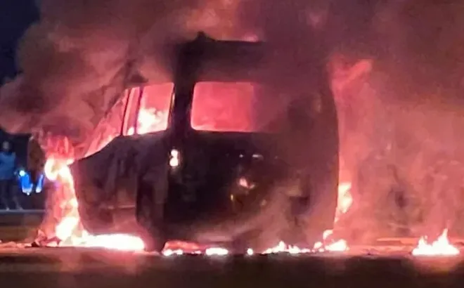 Clip ghi lại khoảnh khắc hãi hùng xe cứu thương tông container trên cao tốc TP.HCM – Dầu Giây