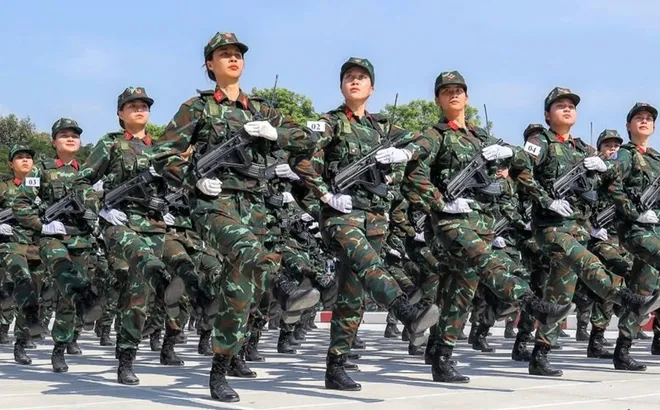 Từ năm 2026 Sĩ quan quân đội được hưởng phụ cấp đặc thù hằng tháng 100% mức tiền lương theo cấp bậc quân hàm cộng với loại phụ cấp nào theo Nghị định 281 khi làm nhiệm vụ ở nước ngoài?