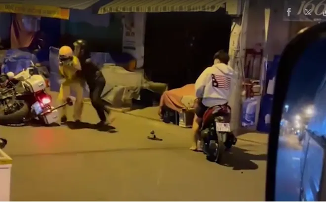 Clip: Bức xúc cảnh thanh niên ôm CSGT để bạn lấy xe đi nhằm "né" đo nồng độ cồn