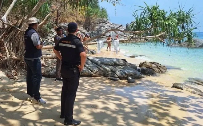 Nhóm khách Tây náo loạn bãi biển khi tắm nắng khỏa thân