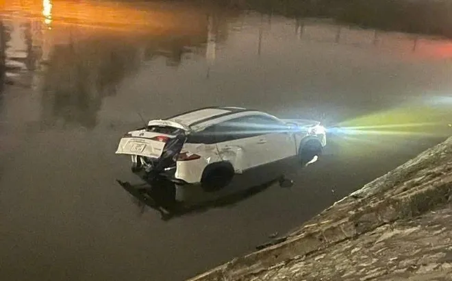 Hiện trường tài xế ô tô lao xe xuống sông Tô Lịch lúc rạng sáng