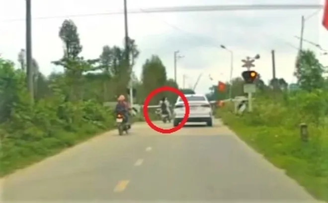 Lạnh gáy khoảnh khắc 2 nữ sinh lao qua đường ray ngay trước mũi tàu hỏa