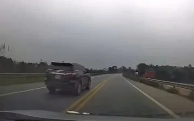 Ô tô biển xanh đi sai làn đường trên cao tốc, tài xế nhận ngay tin buồn