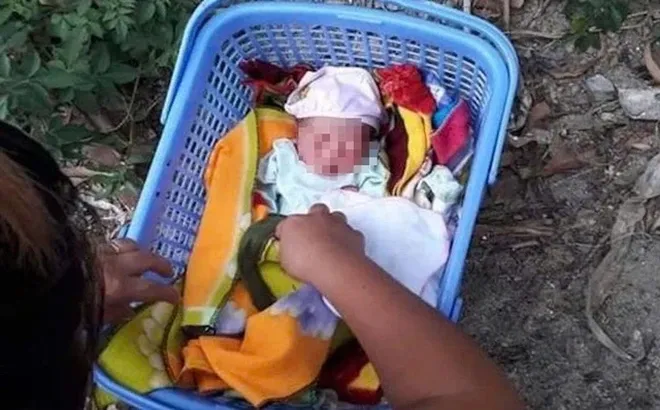 Dòng chữ xót xa bên cạnh bé trai sơ sinh bị bỏ rơi, đọc mà rớt nước mắt