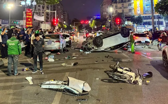 Lexus "phơi bụng" sau cú tông kinh hoàng 5 ô tô và 1 xe máy ở Hà Nội: Hiện trường vỡ nát, tiết lộ về tài xế thời điểm gây tai nạn