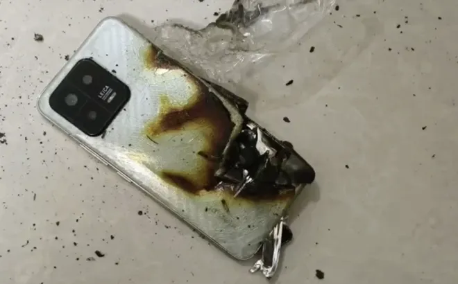 Giây phút thót tim: Chỉ trong chớp mắt, chiếc điện thoại trên tay bé trai 3 tuổi biến thành quả bom mini