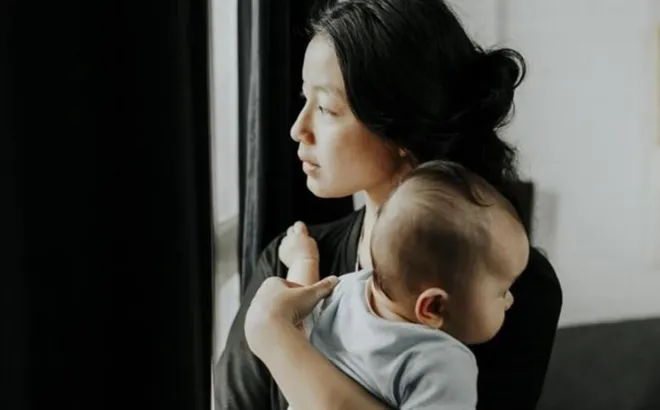 Tôi bế con về ngoại sau một trận cãi nhau với chồng, 3 ngày sau anh không đến đón mà gửi sang một thứ khiến tôi bật khóc