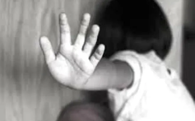 Phát hiện con gái 11 tuổi bị sàm sỡ, mẹ lên công an tố cáo "yêu râu xanh"