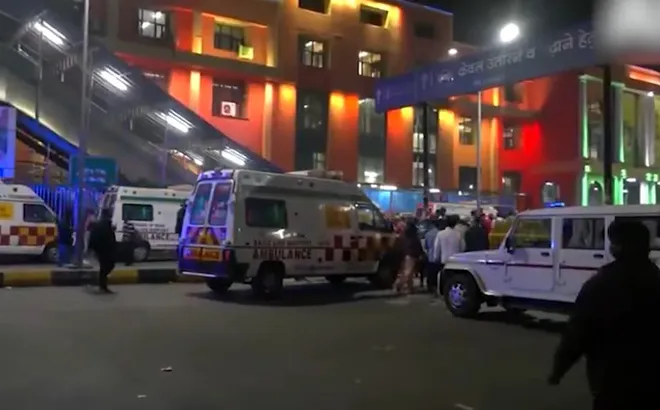 Clip: Hiện trường vụ giẫm đạp ở ga thủ đô Ấn Độ, 15 người thiệt mạng