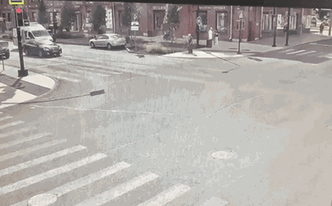 Clip: Phớt lờ còi hú, ô tô tông lật xe cứu thương giữa ngã tư, 5 người bị thương