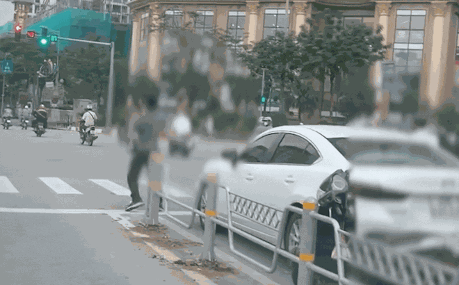 Hà Nội: Hai người bỏ xe giữa đường Võ Chí Công, lao vào đánh nhau gây náo loạn ngã tư