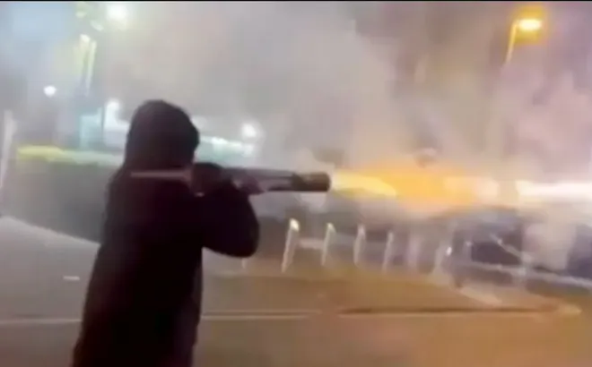 Video: Hãi hùng cảnh nam thanh niên bắn thứ đáng sợ vào đám đông, nhiều người phải tìm nơi ẩn nấp