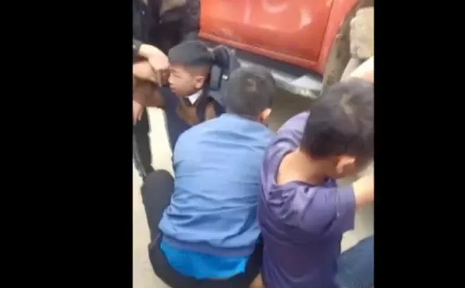 Clip: Hồi hộp xem cảnh giải cứu bé trai bị kẹt dưới gầm xe bán tải