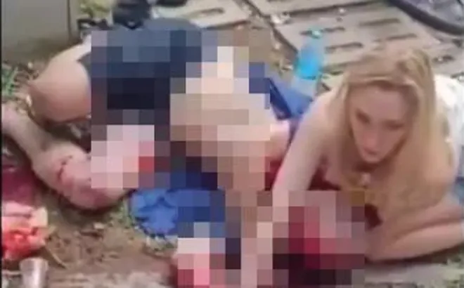 Clip: Vụ tai nạn nghiêm trọng khiến chiếc ô tô biến dạng, người bị thương nằm la liệt trên đường