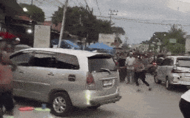 Clip: 53 tù nhân vượt ngục, leo lên mái nhà để tẩu thoát gây náo loạn cả con phố ở Indonesia