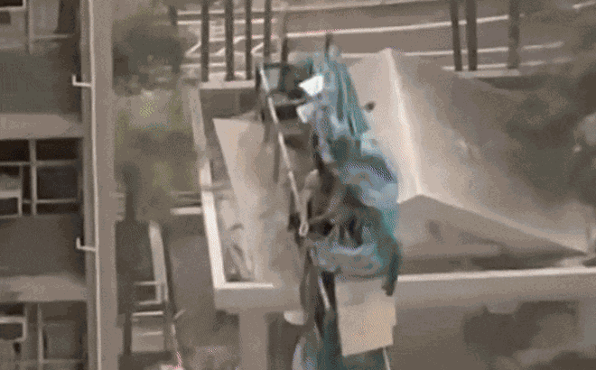 Clip: Công nhân cố gắng bám chặt vào cáp treo, lơ lửng giữa cơn bão dữ dội