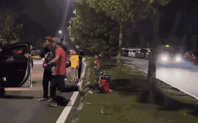 Clip: Gia đình bị ô tô tông phải, người đàn ông điên cuồng tấn công nữ tài xế