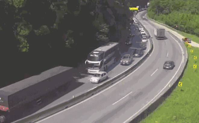 Clip: Xe bồn chở ethanol mất lái, lật nghiêng giữa cao tốc khiến hơn 30 ô tô bị thiêu rụi