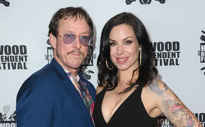 Chĩa súng vào cảnh sát, vợ của 1 rocker nổi tiếng bị bắt giữ với cáo buộc nghiêm trọng