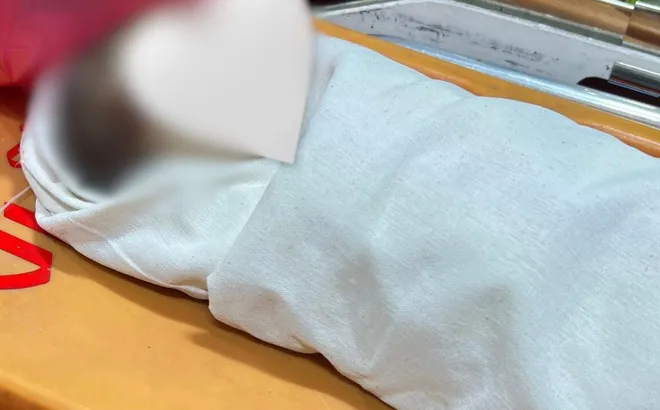 Mẹ trẻ sinh con bên đường rồi bỏ rơi em bé để tiếp tục đi chơi: Vụ việc gây chấn động tại lễ hội té nước