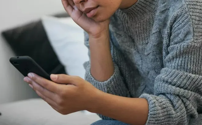 Vô tình đọc tin nhắn của chồng, người phụ nữ phát hiện sự thật đau lòng