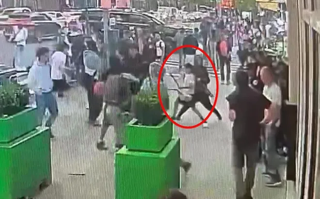 Clip: Thiếu niên 12 tuổi cầm đầu băng nhóm di cư vây đánh cảnh sát giữa quảng trường Times