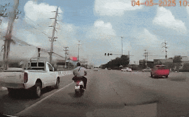 Clip: Vướng dây điện giữa đường, người đàn ông bất ngờ bị hất văng vào đầu xe tải, tử vong tại chỗ