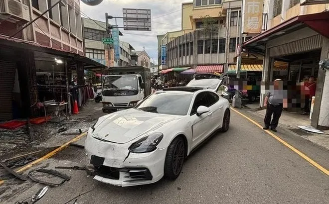 Ghen tuông mù quáng, người đàn ông lái Porsche tông sập nhiều cửa của hàng, livestream trên Instagram