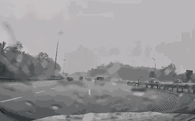 Clip: Khoảnh khắc ô tô bị sét đánh giữa cao tốc khiến người xem rùng mình